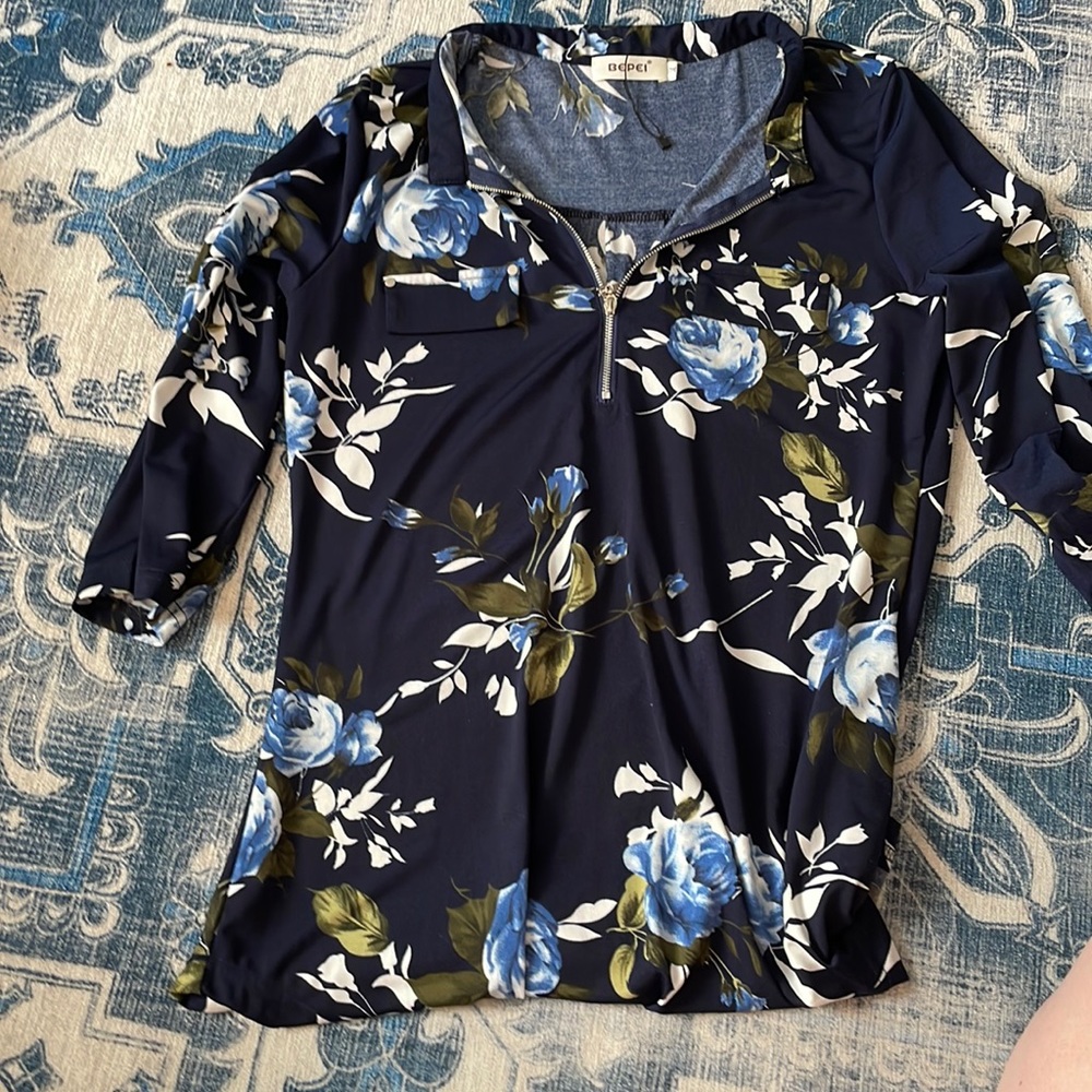 Size medium, fits kinda tight!